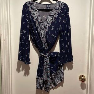 Scoop NYC Women’s Romper with elastic waist and tie belt. Navy paisley. Size MED